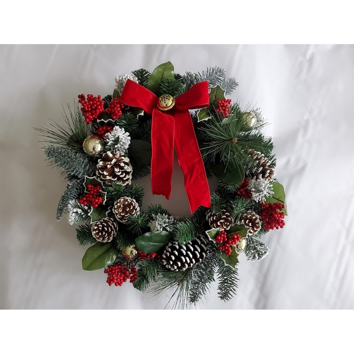 WREATH PINECONE/RED BOWS 22IN