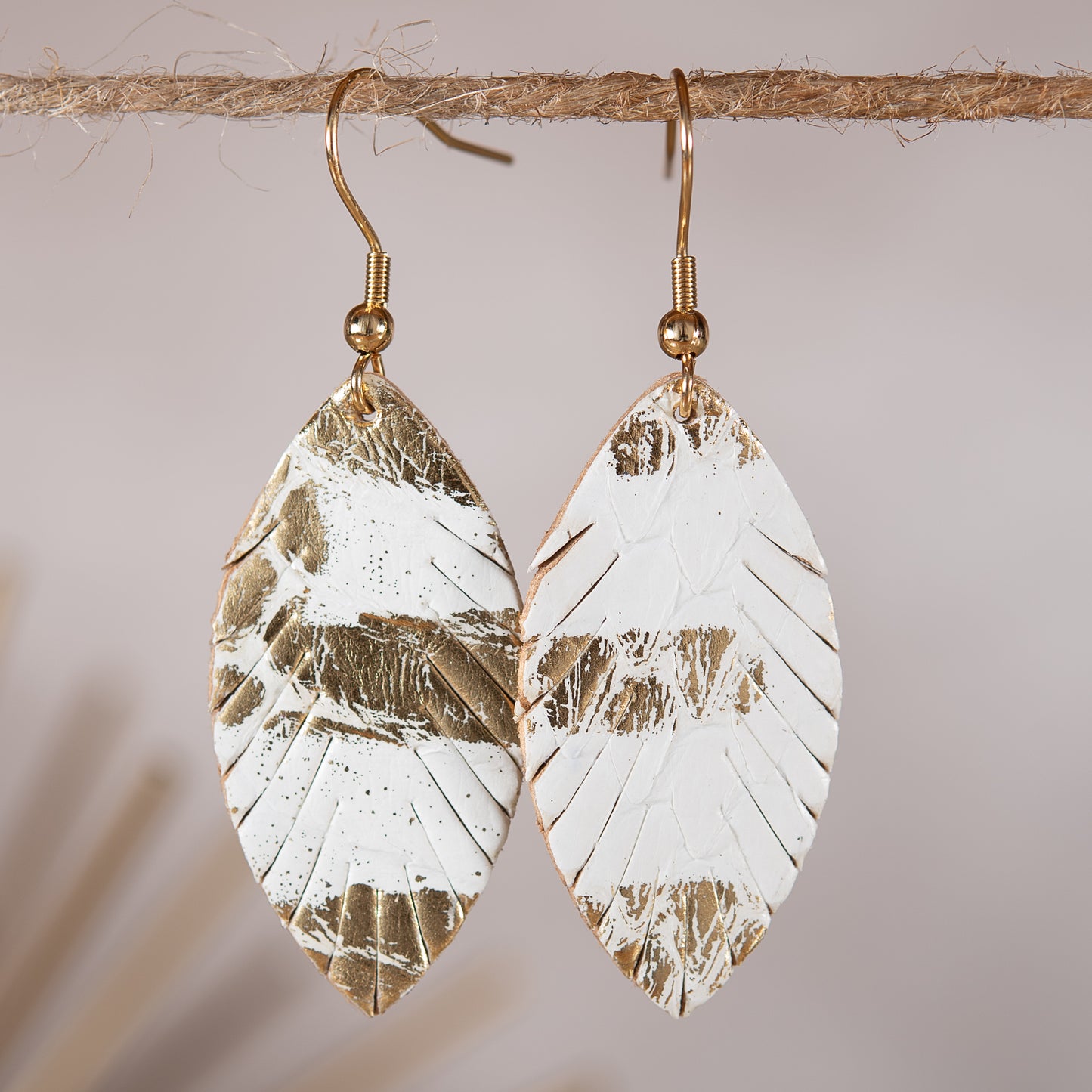 71186 LEATHER SMALL LEAF EARRING