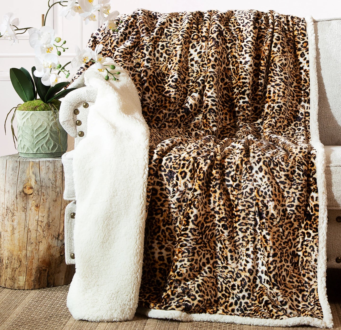 JP827 Carsten's Leopard Plush Throw Blanket