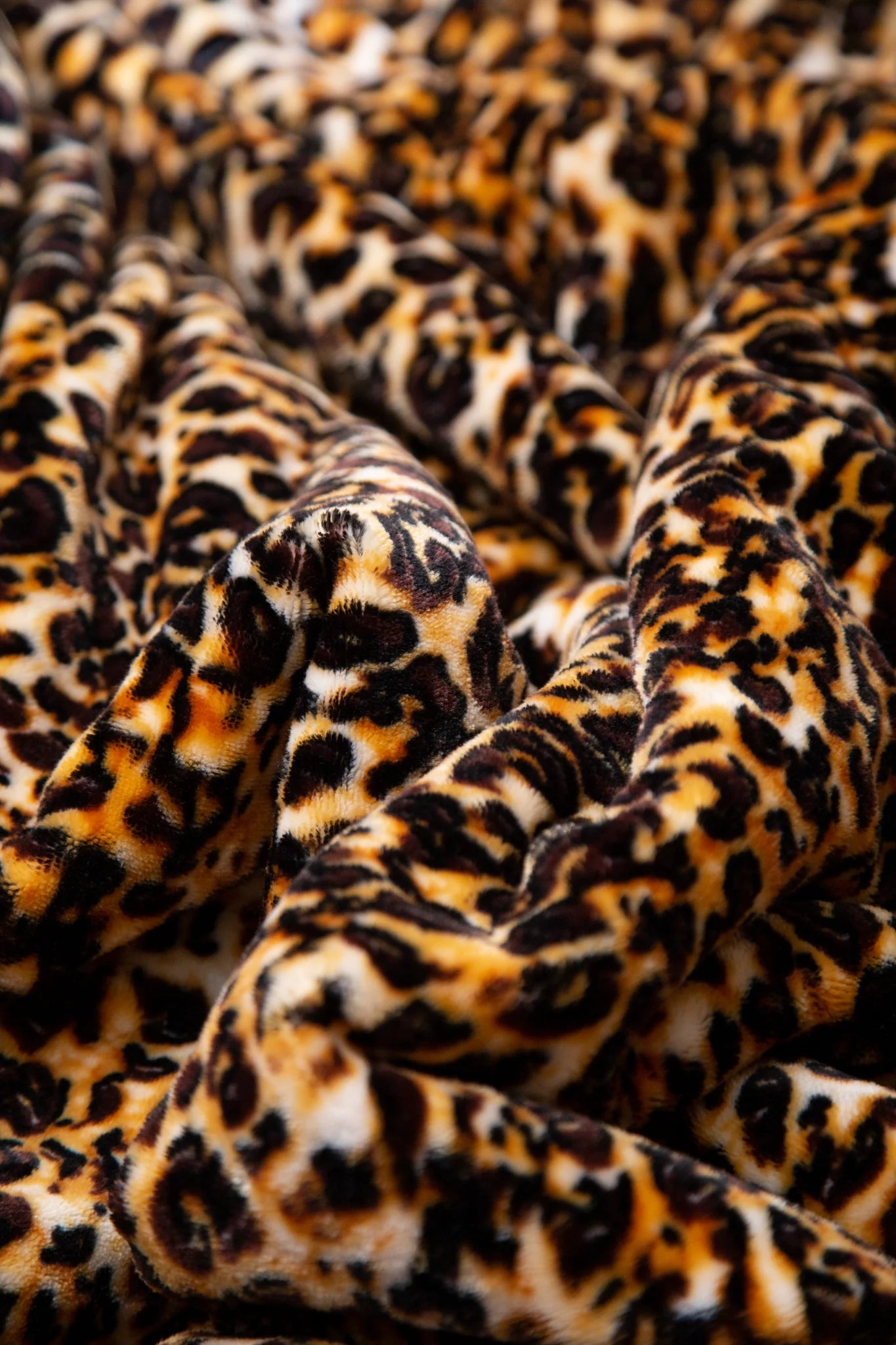 JP827 Carsten's Leopard Plush Throw Blanket