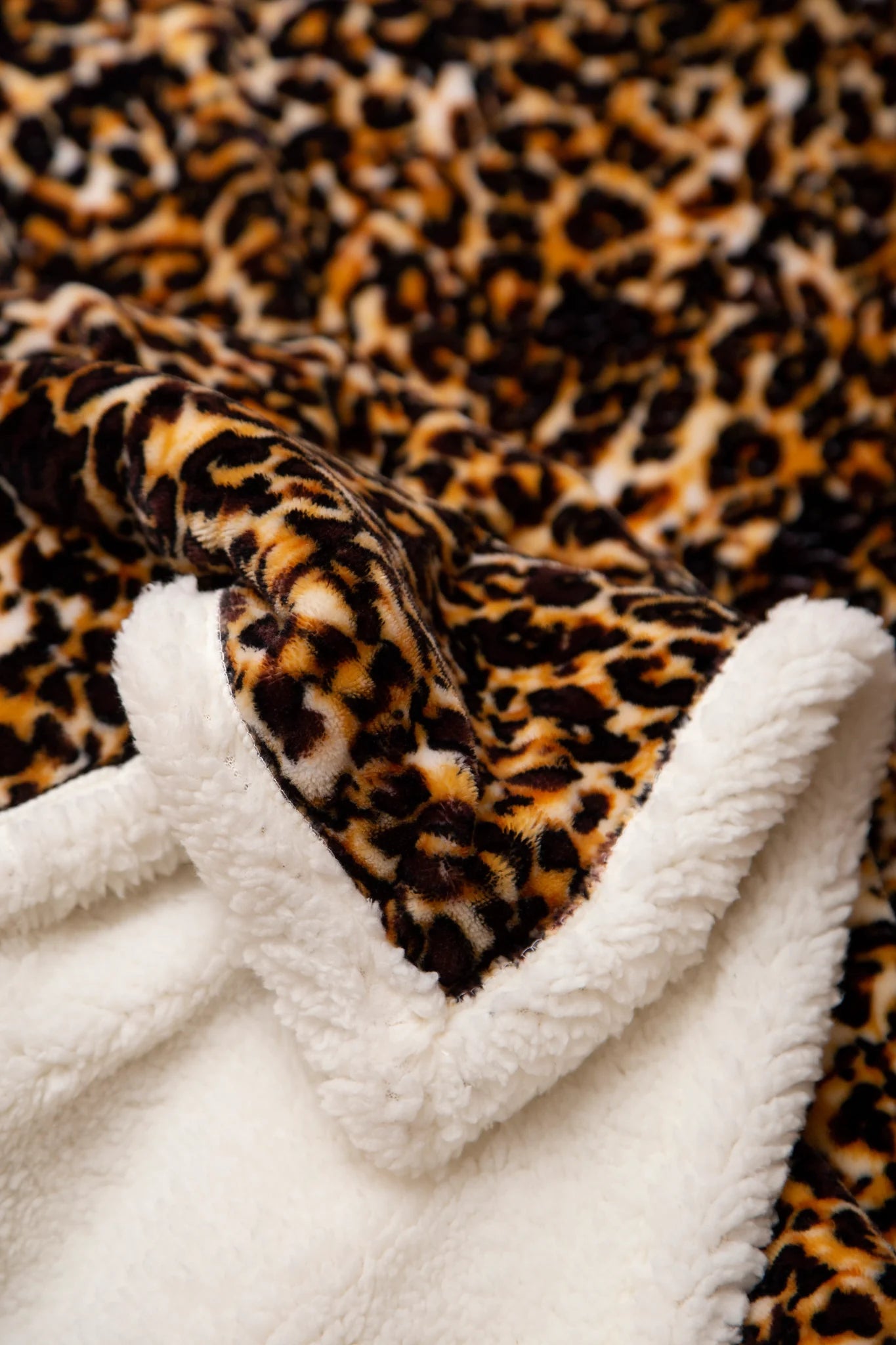 JP827 Carsten's Leopard Plush Throw Blanket
