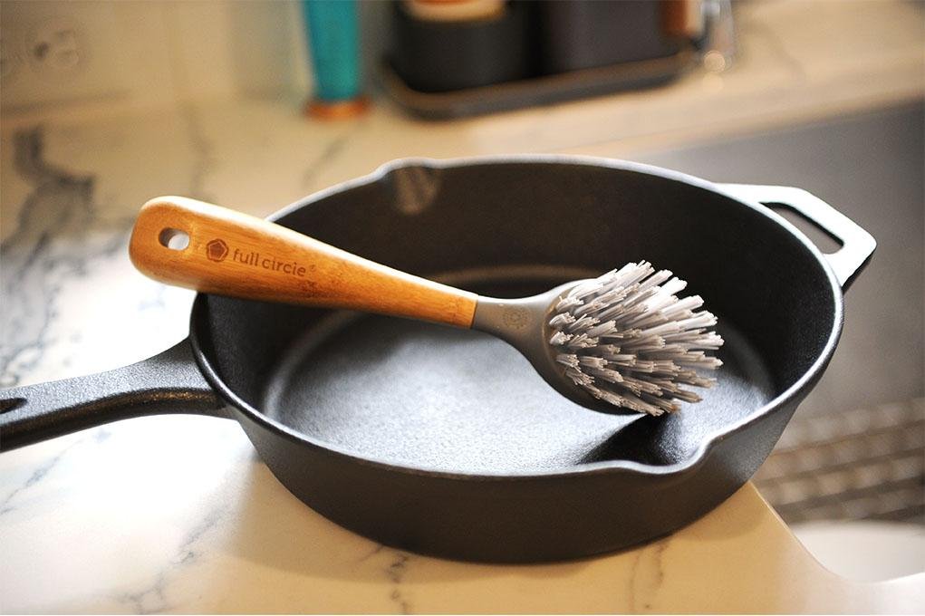 TENACIOUS C - CAST IRON BRUSH + SCRAPER
