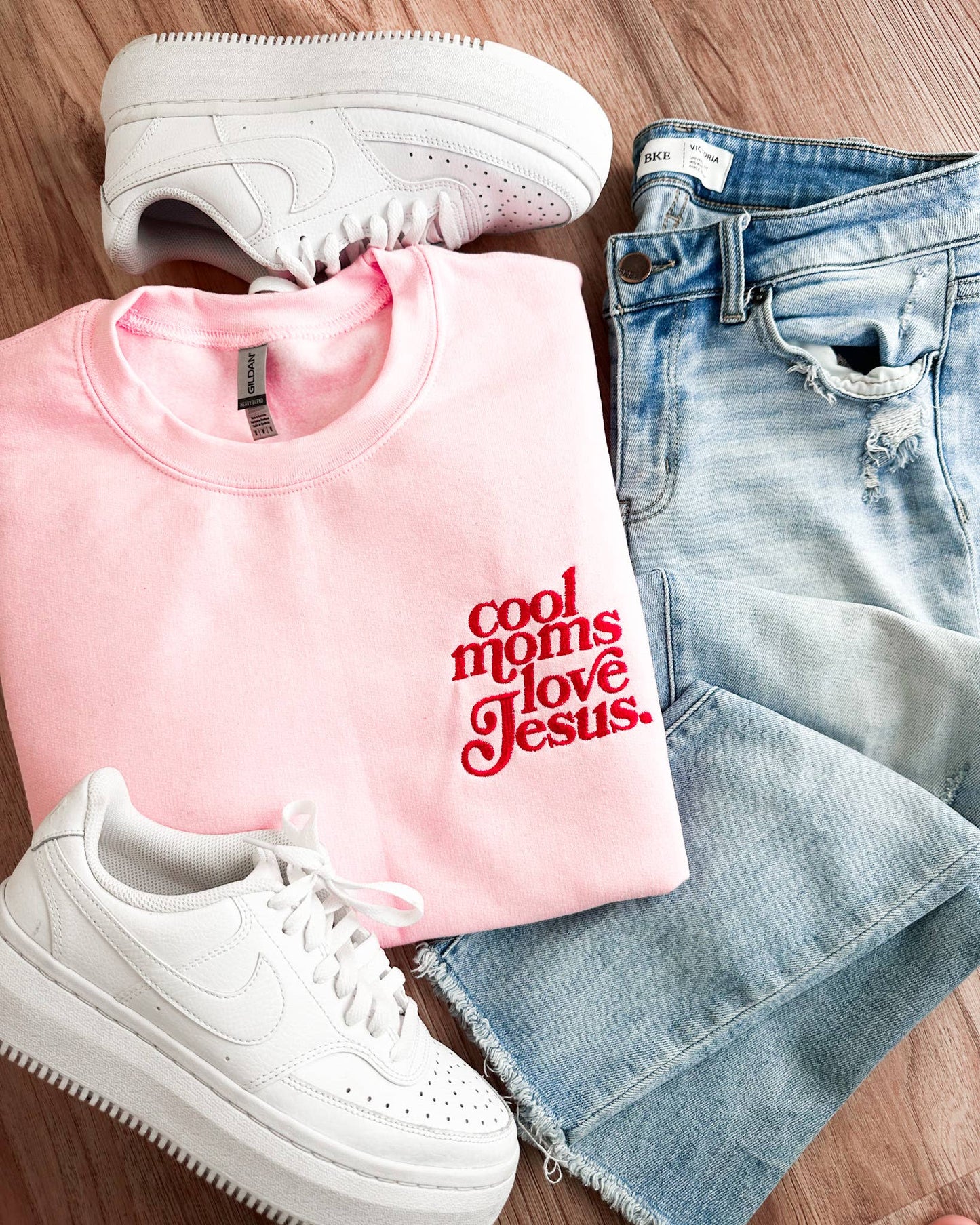 Cool Moms Love Jesus Embroidery Valentines Color Sweatshirt: M