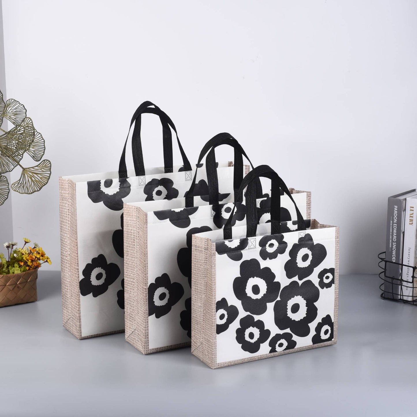 50pcs, 3 Sizes Classic Black Flower Non-woven Gift Bag: Small