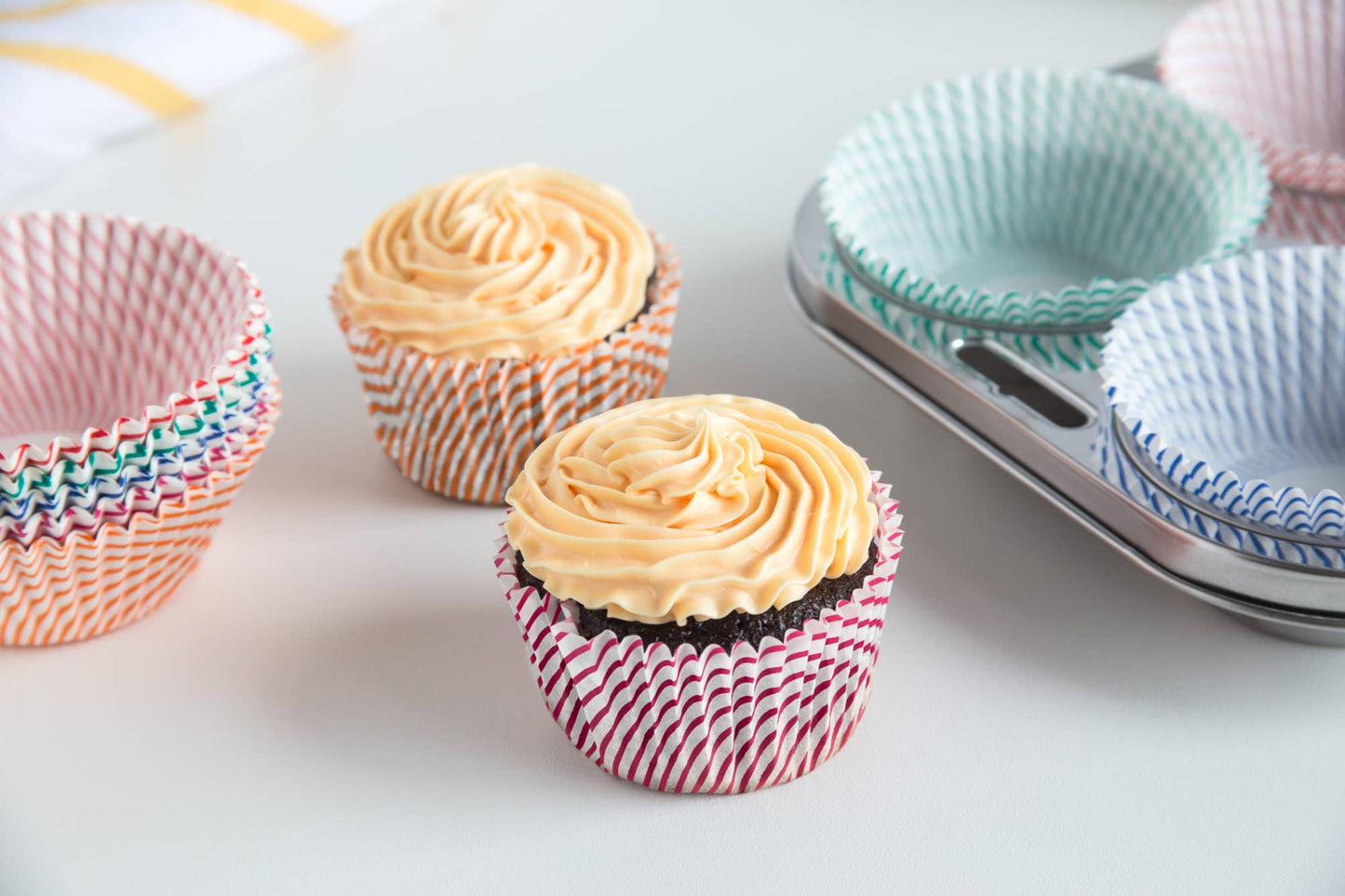 Fox Run Candy Cane Swirl Cupcake Liners, Set of 100, 3"
