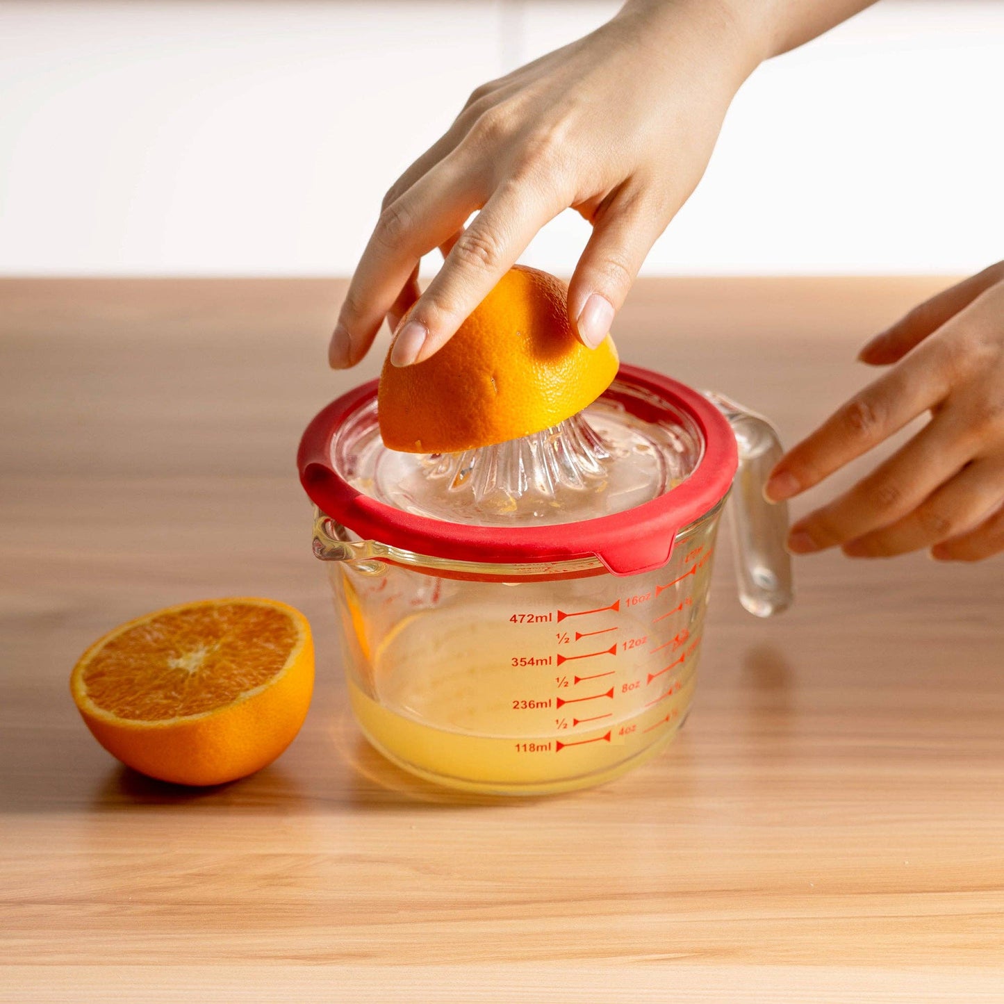 Measuring Cup with Juicer: Vanilla