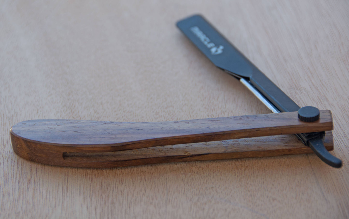 Straight Razor with Fine Wood Handle - Straight Edge Razor