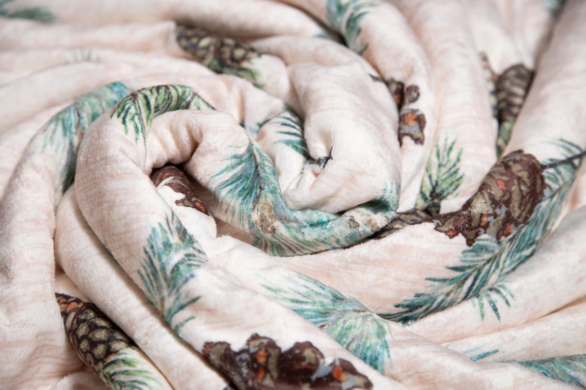 JP867 Carsten's Pinecone Plush Throw Blanket