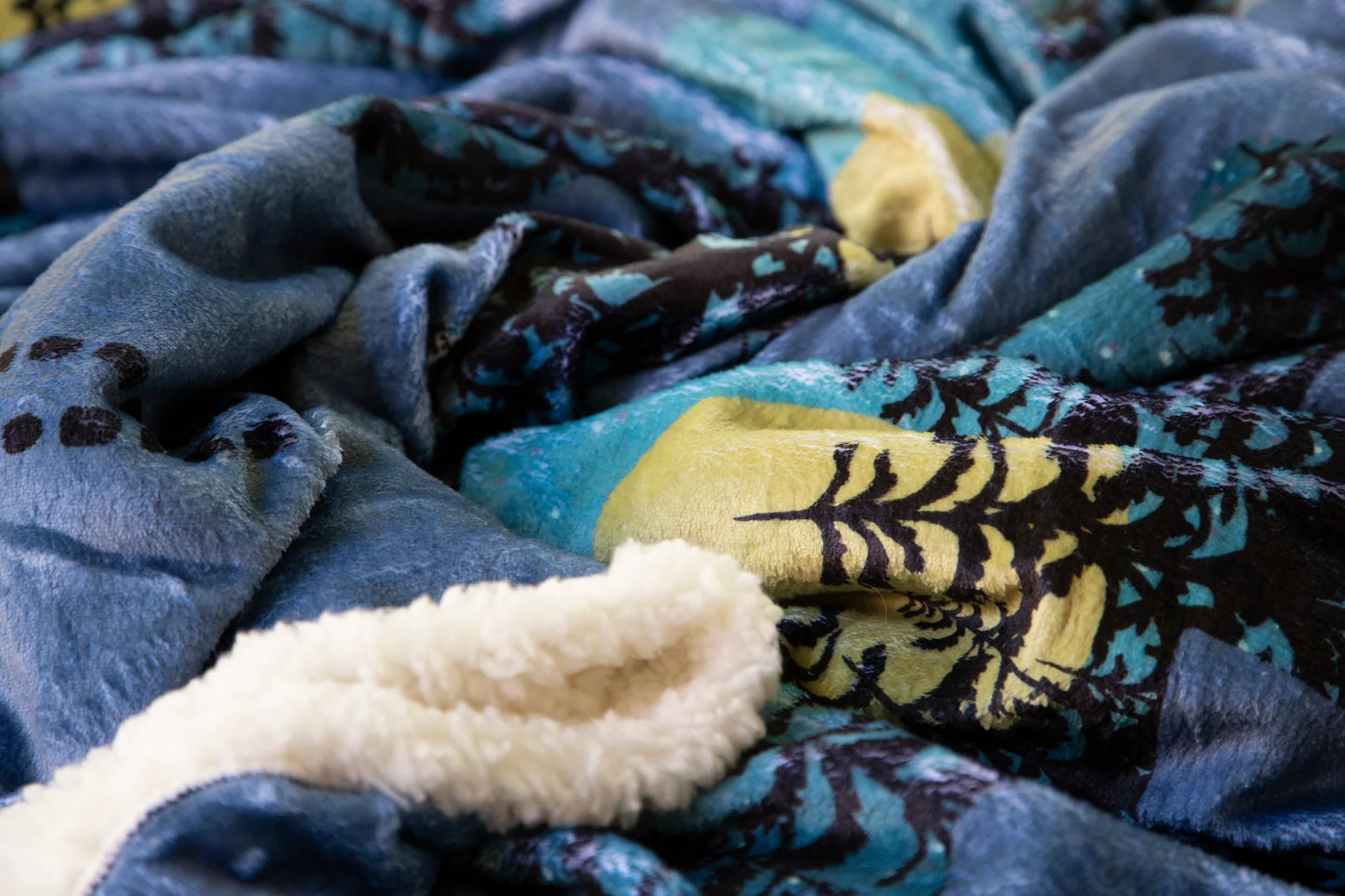 JP898 Carstens Three Bears Plush Throw Blanket
