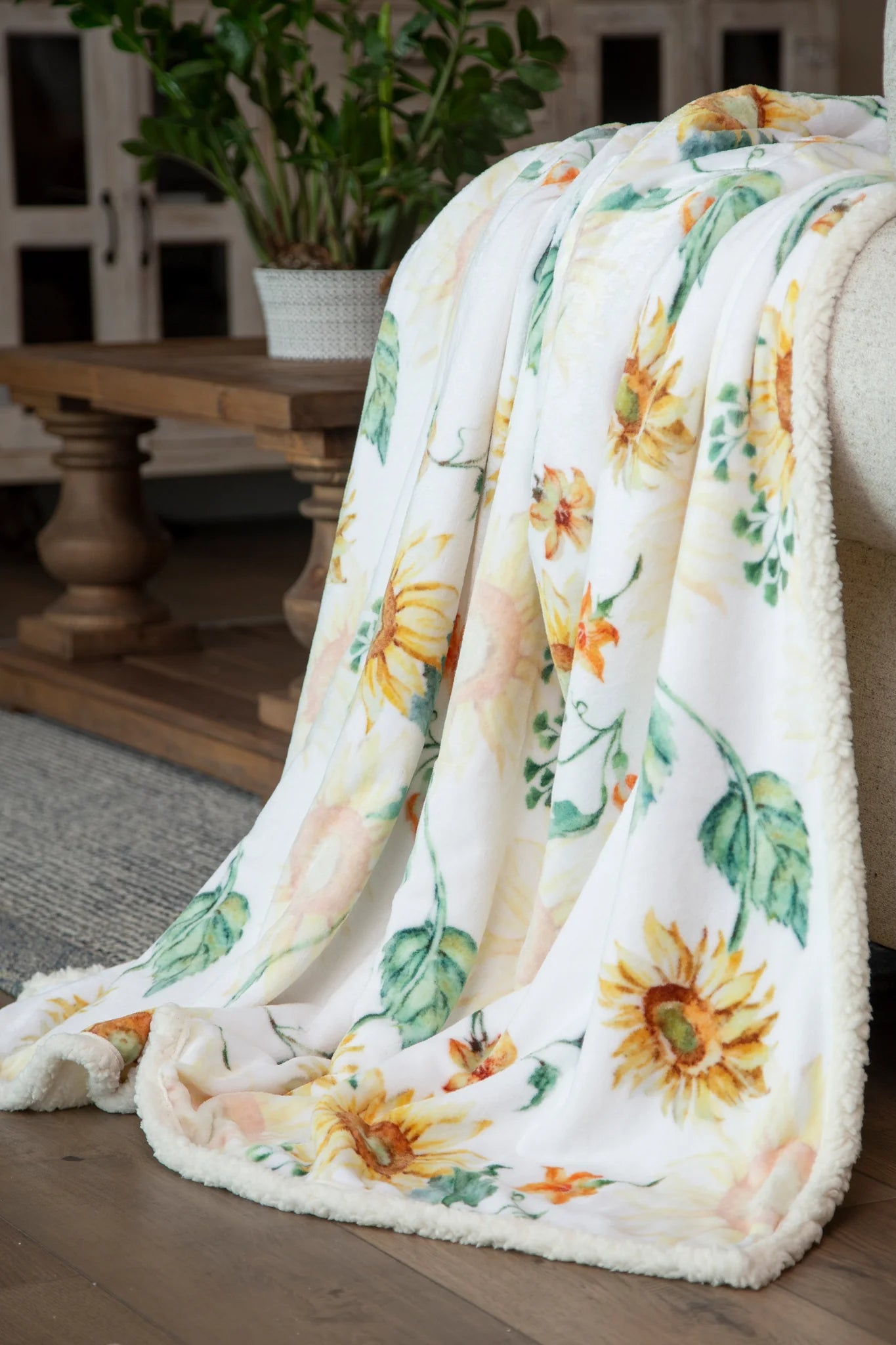 JP923 Carsten's Sunflower Plush Throw Blanket