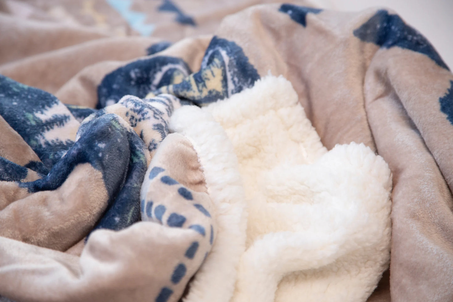 JP926 Casten's Three Buffalos Plush Throw Blanket