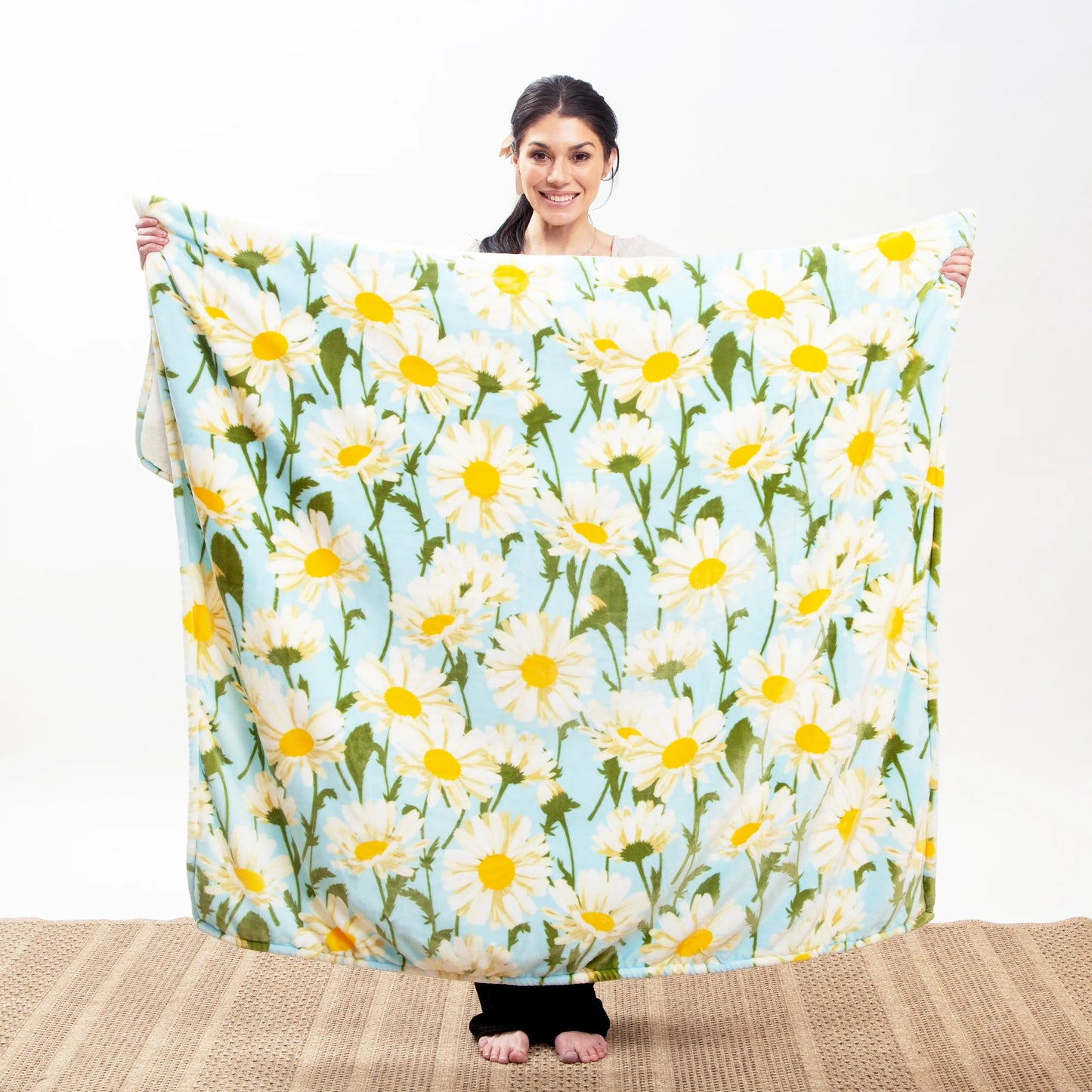 JP970 Carsten's Daisy Daydream Plush Throw Blanket