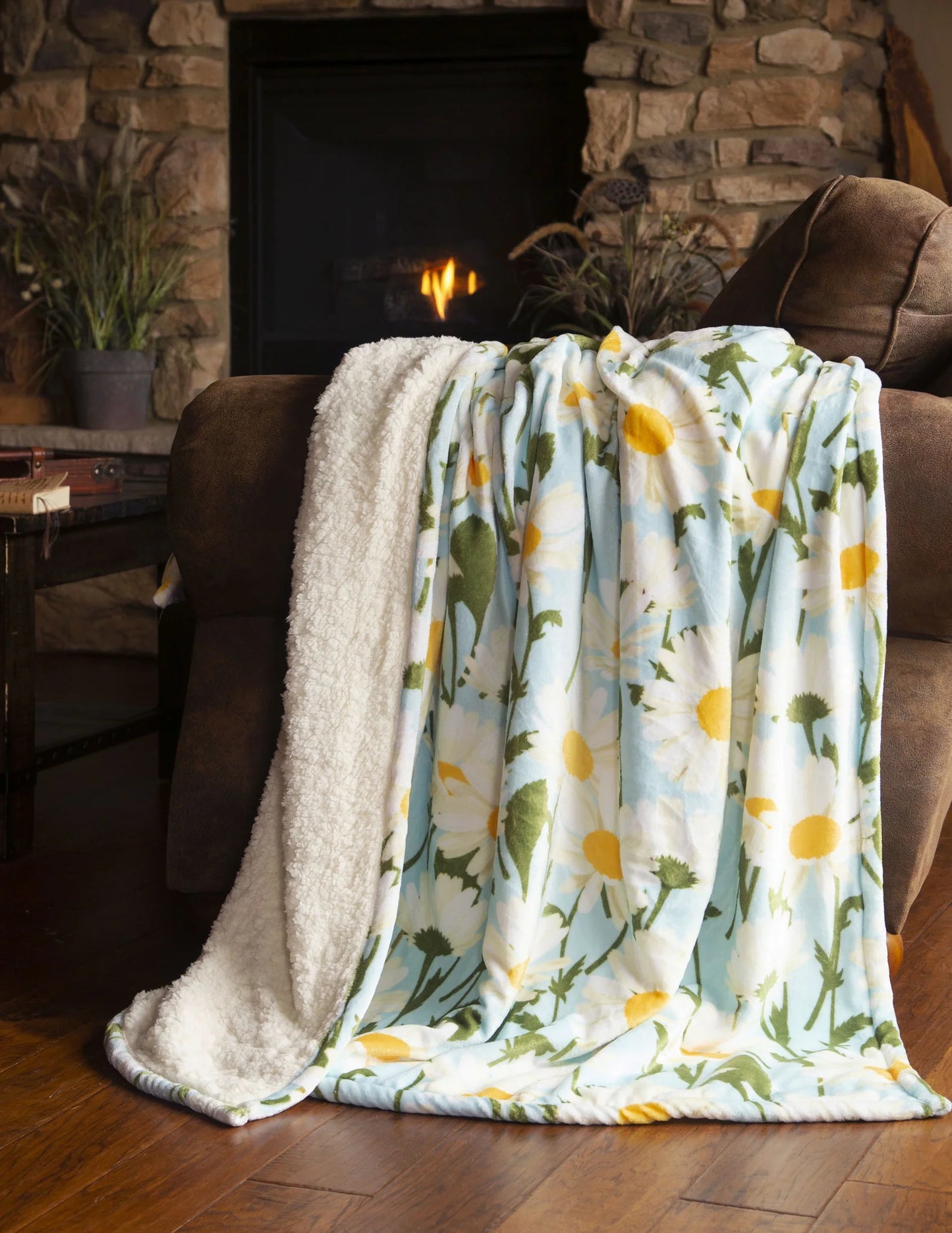 JP970 Carsten's Daisy Daydream Plush Throw Blanket