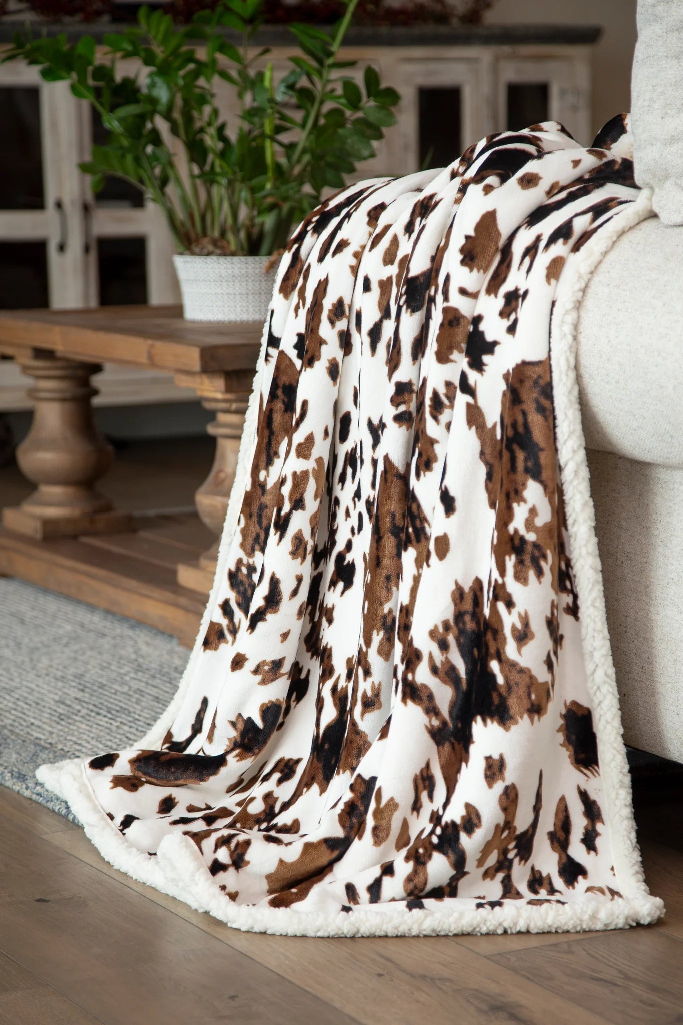 JW287 Carsten's Tri-Color Cowhide Plush Throw Blanket